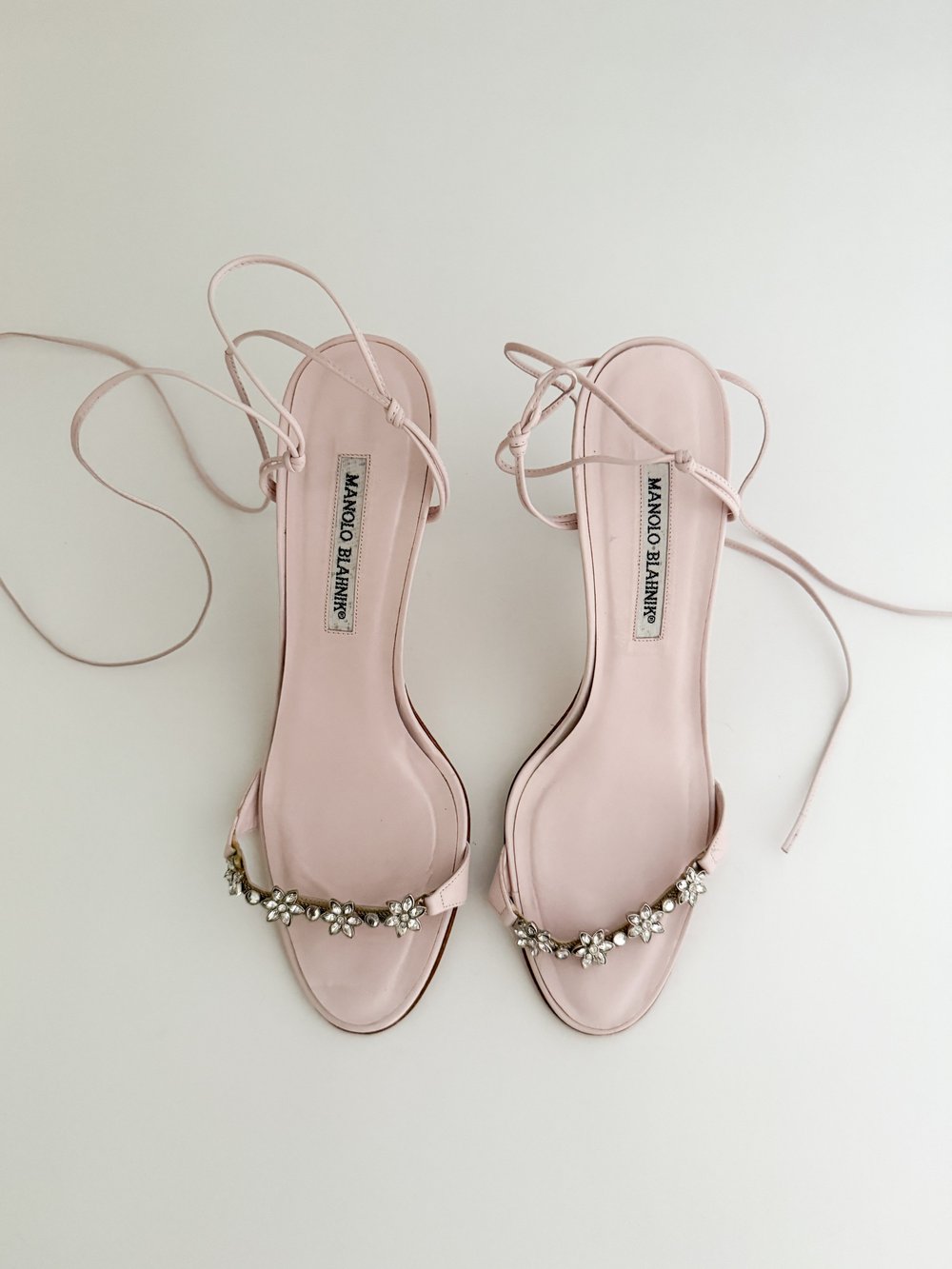 MANOLO BLAHNIK 花 ビジュー ピンヒール サンダル 37 RG74 Manolo Blahnik Soft Pink Flower Rhinestone Ankle Wrap Sandal Heels